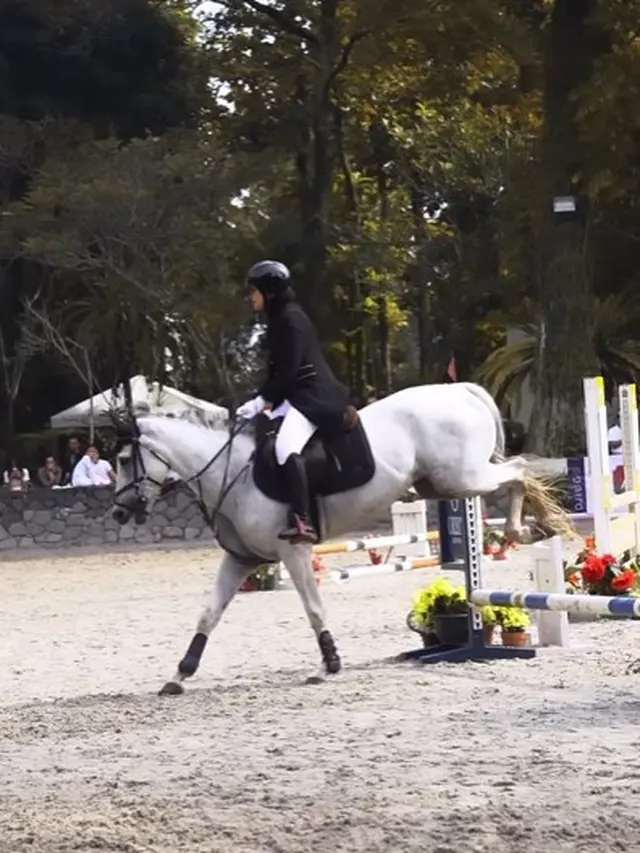 Shireen Sungkar pakai seragam berkuda (Instagram/shireensungkar)