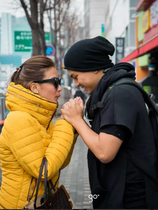 Chelsea Olivia dan Glenn Alinskie selalu berhasil membuat mata yang tertuju pada mereka menjadi iri. Baru-baru ini mereka merayakan natal di kapal pesiar, kini mereka memilih Korea untuk menyambut tahun baru 2016. (via instagram/@chelseaoliviaa)