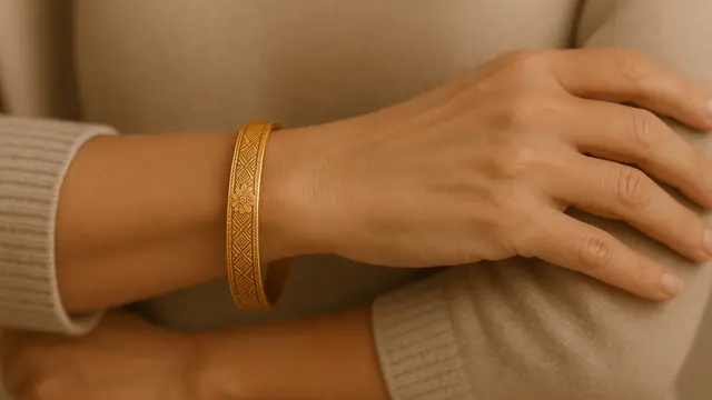 Pilihan Model Gelang Emas Besar untuk Ibu-Ibu Usia 50 Tahun/via AI