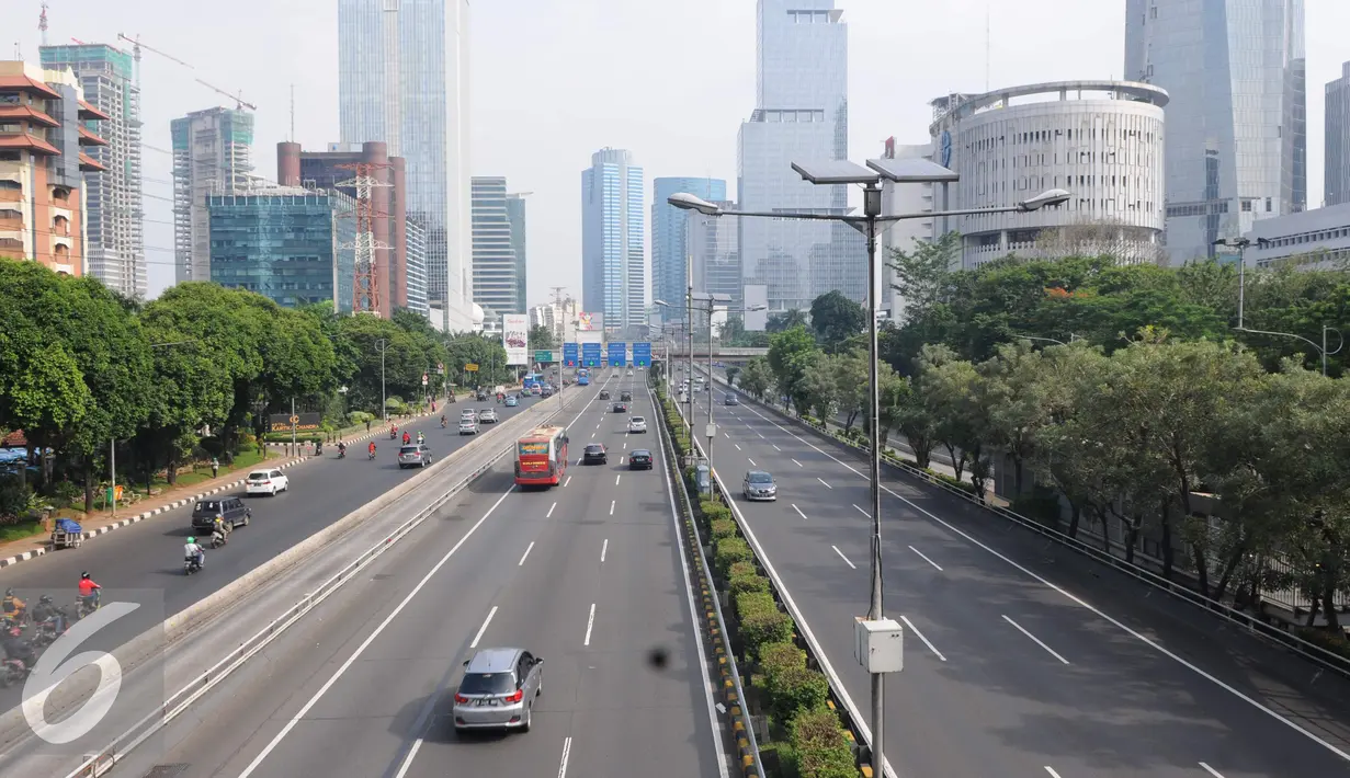 Suasana di Jalan Tol Dalam Kota lengang kawasan Gatot Subroto, Jakarta, Jumat (4/11). Arus lain yang lancar ini disebabkan adanya Aksi Damai 4 November yang menuntut Ahok segera diadili. (Liputan6.com/Helmi Afandi)