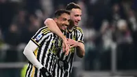 Pemain Juventus, Federico Gatti (kiri), mendapatkan selamat dari rekannya, Danillo, setelah mencetak gol ke gawang Napoli dalam pertandingan pekan ke-15 Liga Italia 2023/2024 yang berlangsung di Allianz Stadium, Sabtu (9/12/2023) dini hari WIB. (AFP/Marco Bertorello)
