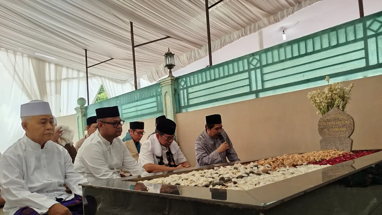 Cagub Jakarta Pramono Anung Ziarah ke Makam KH Zainuddin MZ