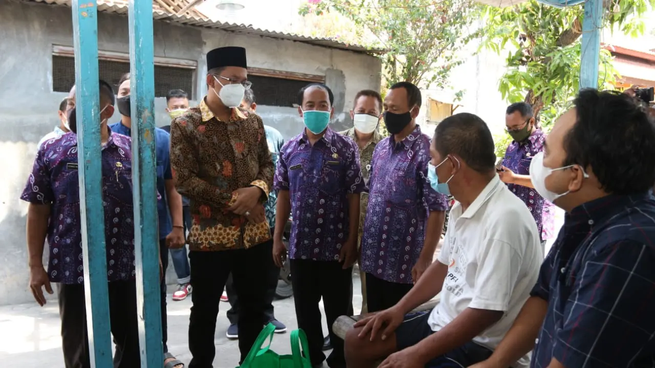Bupati Sidoarjo Ahmad Muhdlor Ali meninjau keluarga korban Covid-19. (Dian Kurniawan/Liputan6.com)