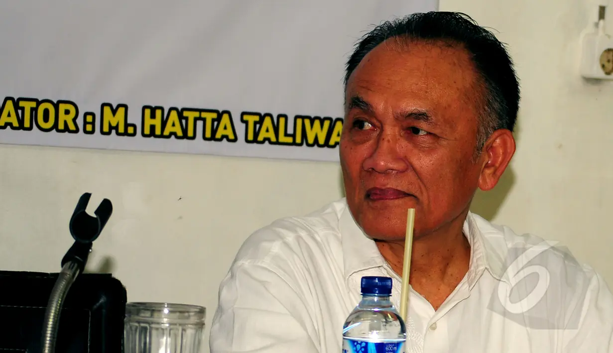 Mayjen Purn Saurip Kadi (Mantan Aster KASAD) saat menjadi pembicara diskusi publik "Ada Apa Dengan Prahara Parpol di Era Pemerintahan Jokowi" di Cikini Raya, Jakarta, Rabu (18/3/2015). (Liputan6.com/Yoppy Renato