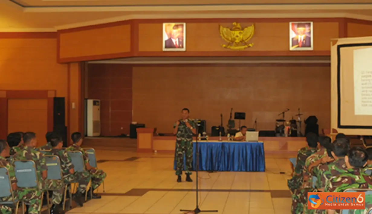 Citizen6, Surabaya: Prajurit dan PNS Kobangdikal mendapatkan penyegaran hukum dari Bagkum Kobangdikal di gedung Moeljadi, Kesatrian Bumimoro, Surabaya, Kamis (8/11). (Pengirim: Penkobangdikal).