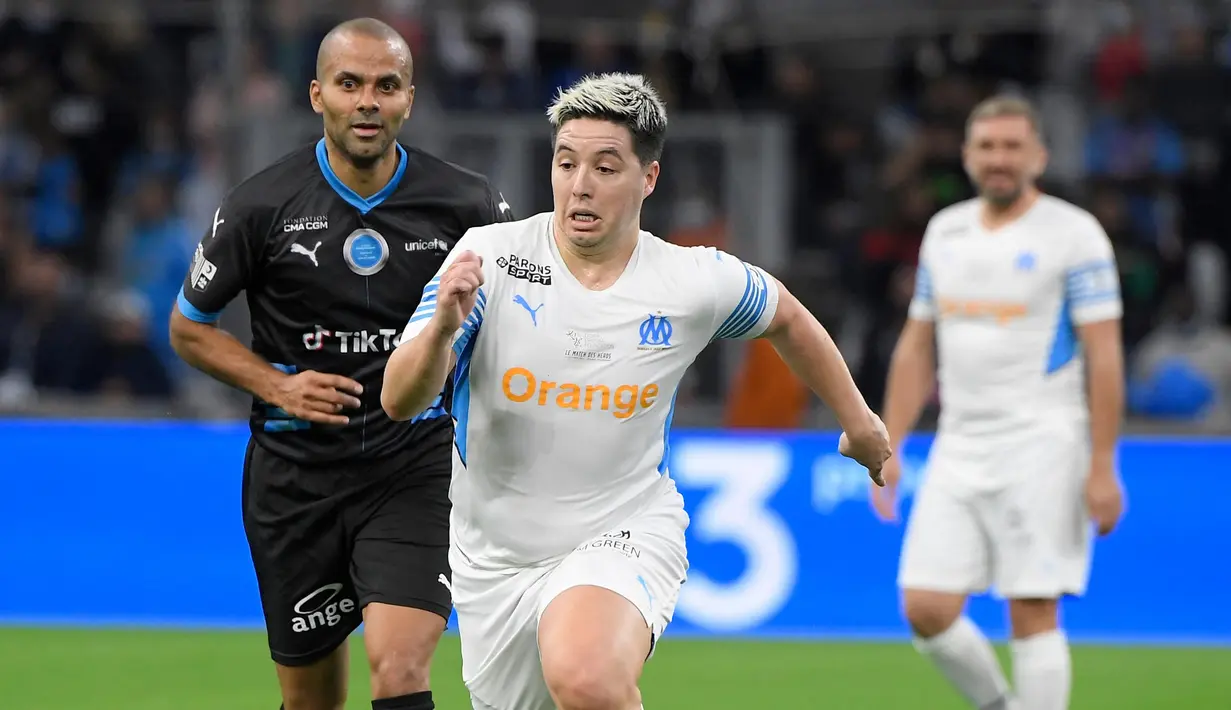 Nasri tampil dengan badan yang 'mekar' dan perut buncit, yang semakin terlihat jelas karena memakai seragam berwarna terang. Padahal Nasri baru gantung sepatu pada September silam atau baru sekitar sebulan. (AFP/Nicolas Tucat)