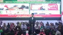 Presiden Jokowi memberikan sambutan di Pondok Pesantren Miftahul Huda, Tasikmalaya, Jawa Barat, Rabu (27/2). Kedatangan Jokowi merupakan bagian dari rangkaian Penyaluran KUR Ketahanan pangan dan aksi ekonomi untuk rakyat. (Liputan6.com/Angga Yuniar)