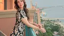 Menyesuaikan cuaca Dubai yang begitu panas, Cathy banyak mengandalkan busana berpotongan loose dengan warna-warna cerah dan motif yang playful. [@cathysharon].