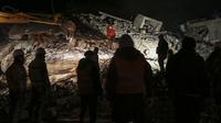 Tim penyelamat mencari korban gempa Turki di sebuah bangunan yang hancur, di Adiyaman, tenggara Turki, Rabu, 8 Februari 2023. Korban tewas yang dikonfirmasi dari gempa paling mematikan di dunia dalam satu dekade lebih mendekati 12.000. (AP Photo/Emrah Gurel)