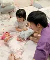 Ameena Hanna Nur Atta anak pertama Aurel Hermansyah dan Atta Halilintar genap dua tahun pada Februari 2024 mendatang. Berikut potret menggemaskan jagain adiknya Azura Humaira Nur Atta yang lahir pada 11 November 2023 lalu. [Instagram/azuraatta]