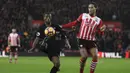 Gelandang Liverpool, Georginio Wijnaldum, berebut bola dengan bek Southampton, Virgil Van Dijk. Pada laga ini Southampton menggunakan formasi 4-3-3. (Reuters//Dylan Martinez)