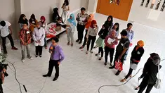 Reporter SCTV Jati  Darma saat siaran langsung untuk Liputan 6 Siang di ajang SCTV Goes to Campus di Kampus Fisipol Universitas Gajahmada, Yogyakarta (15/3).(Foto:Ahmad Nur)