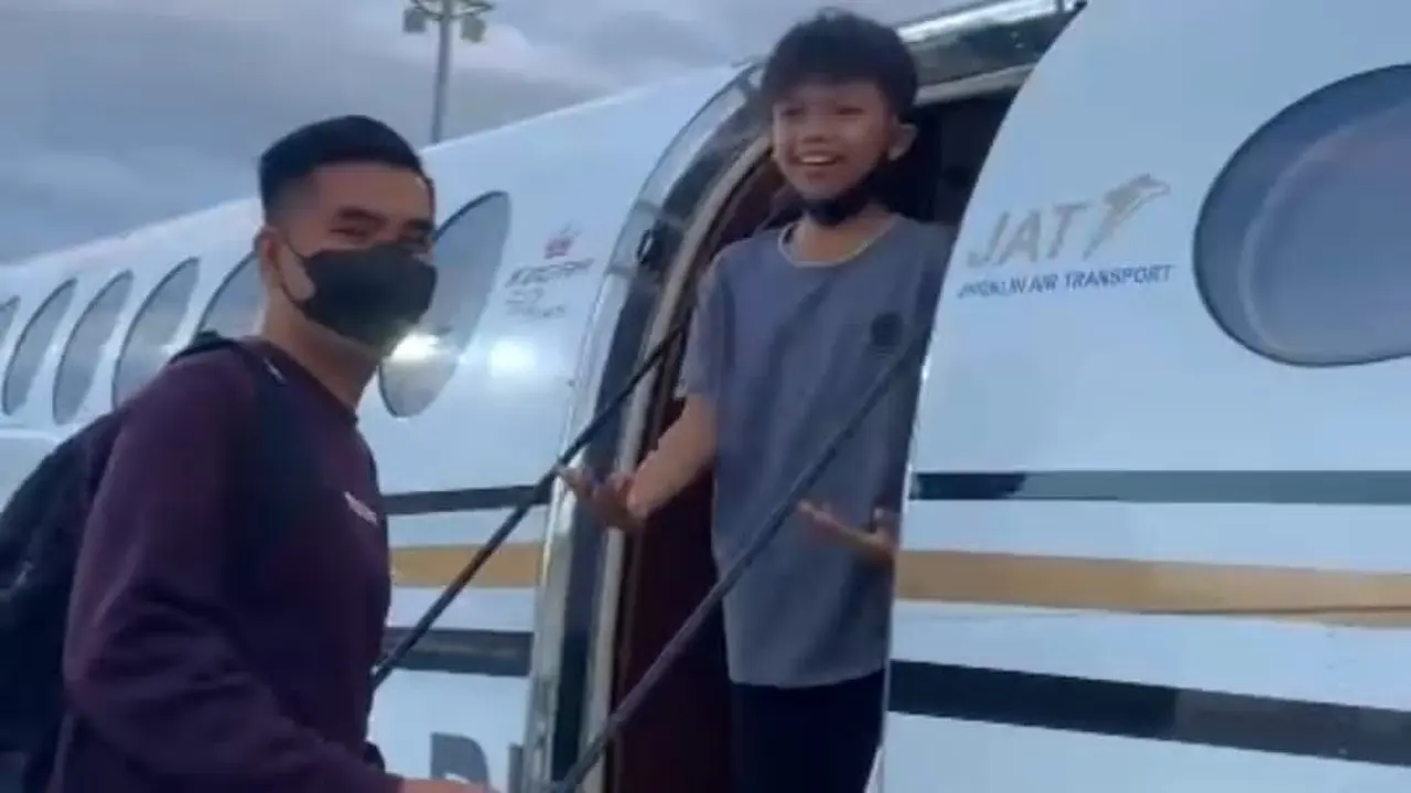 Terekam kamera nampak Farel Prayoga naik pesawat Jet Pribadi untuk memenuhi undangan manggung di Kalimantan. (Istimewa)