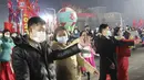Orang-orang mengambil bagian dalam gala malam pemuda dan pelajar untuk merayakan Tahun Baru di Lapangan Kim Il Sung di Pyongyang, Korea Utara, Sabtu, 31 Desember 2022. (AP Photo/Cha Song Ho)