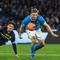 Rasmus Hojlund dan Alessandro Circati berebut bola dalam laga Serie A antara Napoli vs Parma di Naples, 15 Januari 2026. (Alessandro Garofalo/LaPresse via AP)