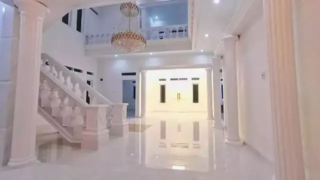 6 Potret Rumah Mewah di Garut yang Dijaga Ular Besar di Gerbangnya