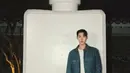 Lee Jae Wook menghadirkan tampilan denim on denim. Ia memadukan kaus putih polos dengan jaket dan celana panjang denim. [Foto: Instagram/jxxvvxxk]