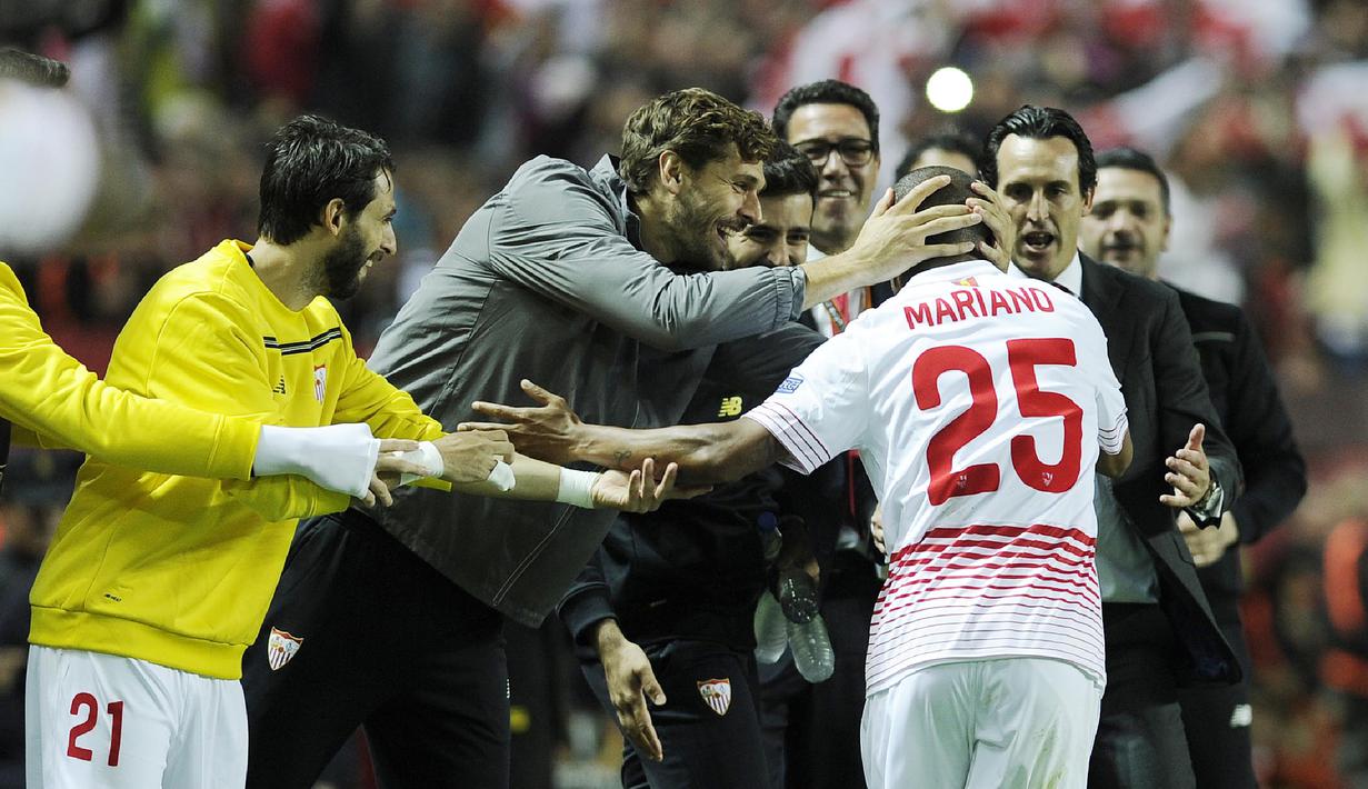 Bek Sevilla, Mariano (2ndR) merayakan gol bersama pelatih  Unai Emery (kana) dan timnya pada leg kedua semifinal Liga Europa di Stadion Ramon Sanchez Pizjuan, Sevilla, Jumat (6/5/2016) dini hari WIB. (AFP/Cristina Quicler)