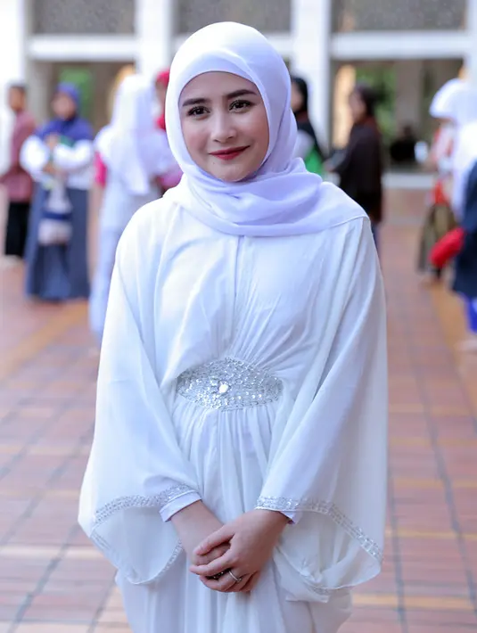 "Papah suka capture-in tafsiran via chat, kayak kemaren kirimin tafsiran hukum gibah atau hadist hukum bernyanyi di kamar mandi," lanjut Prilly. (Deki Prayoga/Bintang.com)