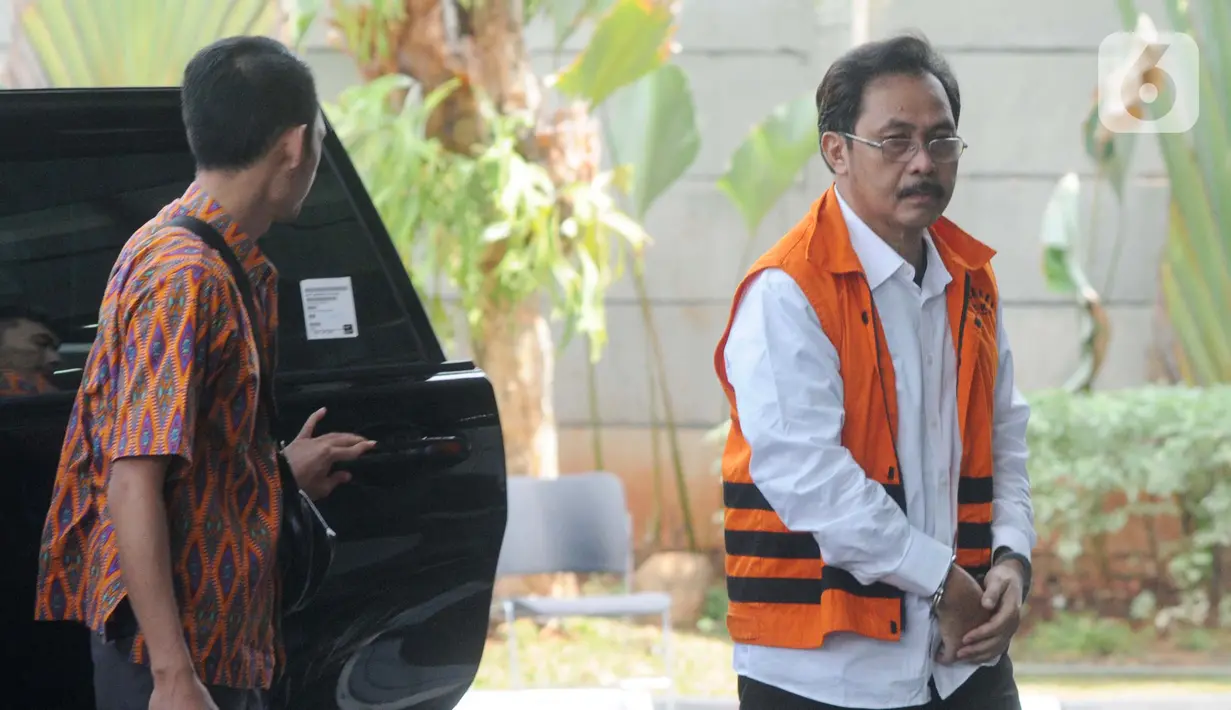 Gubernur nonaktif Kepulauan Riau Nurdin Basirun (kanan) tiba di Gedung KPK, Jakarta, Kamis (3/10/2019). Nurdin diperiksa sebagai tersangka untuk melengkapi berkas terkait aliran suap izin lokasi rencana reklamasi di wilayah Kepulauan Riau. (merdeka.com/Dwi Narwoko)
