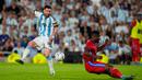 Pelanggaran Miguel Camargo kepada Rodrigo De Paul menghasilkan tendangan bebas untuk Argentina. Messi yang menjadi eksekutor berhasil membobol gawang Guerra. (AP Photo/Natacha Pisarenko)