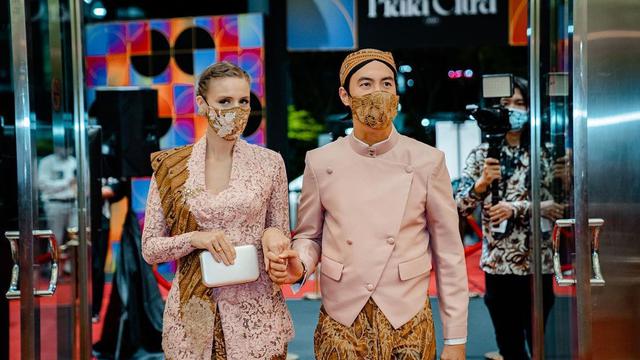 7 Potret Daniel Mananta dan Istri Kompak Pakai Baju Adat Jawa, Banjir Pujian