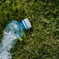 Sampah plastik menjadi isu global yang mengkhawatirkan bagi seluruh bagian dunia. (Foto: Pexels/Karolina Grabowska)