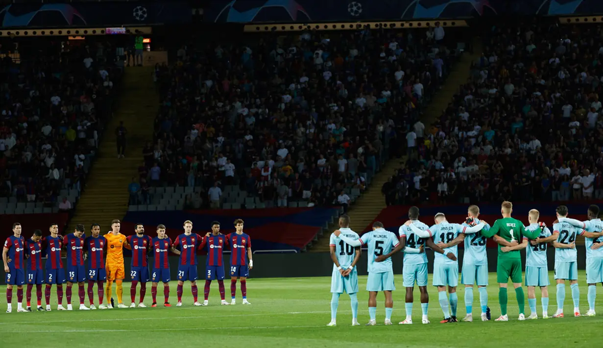 Pemain Barcelona dan Royal Antwerp mengheningkan cipta untuk mengenang para korban banjir Libya dan gempa Maroko sebelum pertandingan sepak bola Grup H Liga Champions di Stadion Olimpiade Montjuic, Barcelona, Spanyol, Selasa (19/9/2023). Banjir Libya menewaskan lebih dari 11.000 orang dan 10.100 lainnya hilang, sementara gempa Maroko menewaskan setidaknya 2.900 orang. (AP Photo/Joan Monfort)
