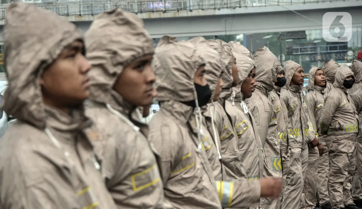 Polisi berjaga saat pengemudi taksi dan ojek online menggelar aksi di depan Gedung DPR RI, Jakarta, Rabu (21/9/2022). Puluhan massa tersebut menuntut pemerintah membuat payung hukum bagi mitra pengemudi online, menaikkan tarif dasar, menyetarakan potongan menjadi 10 persen, dan meminta subsidi asuransi kesehatan. (merdeka.com/Iqbal S. Nugroho)