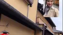 Keduanya tampak berjalan-jalan saat hujan, sehingga menambah keromantisan dengan memakai payung dan mengabadikan dengan merekamnya dalam bentuk video. Seperti diketahui, Hemas berprofesi sebagai seorang dokter saraf. Diketahui, sang istri menghadiri 64th Annual Meeting of Japanese Society of Neurology. (Liputan6.com/IG/@hemasnura)