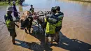 Para peserta bersiap untuk memulai acara Karapan Sapi Brujul di Probolinggo, Jawa Timur pada Minggu 24 Mei 2026. (Juni KRISWANTO/AFP)