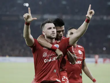 Striker Persija Jakarta, Marko Simic, melakukan selebrasi usai mencetak gol ke gawang Arema FC pada laga Liga 1 di SUGBK, Jakarta, Sabtu (31/3/2018). Babak pertama berakhir imbang 1-1. (Bola.com/M Iqbal Ichsan)