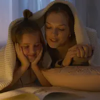 Ilustrasi seorang ibu membacakan dongeng pengantar tidur pada anak. (Sumber foto: Pexels.com).