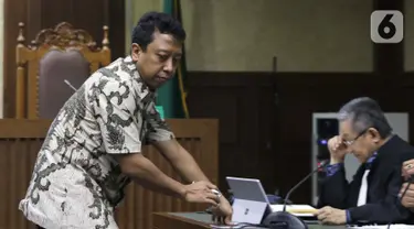 Terdakwa dugaan suap jual-beli jabatan di lingkungan Kemenag, M Romahurmuziy (kiri) saat menjalani sidang pembacaan putusan sela di Pengadilan Tipikor, Jakarta, Senin (9/10/2019). Majelis hakim menolak eksepsi yang diajukan terdakwa dan penasehat hukum terdakwa. (Liputan6.com/Helmi Fithriansyah)
