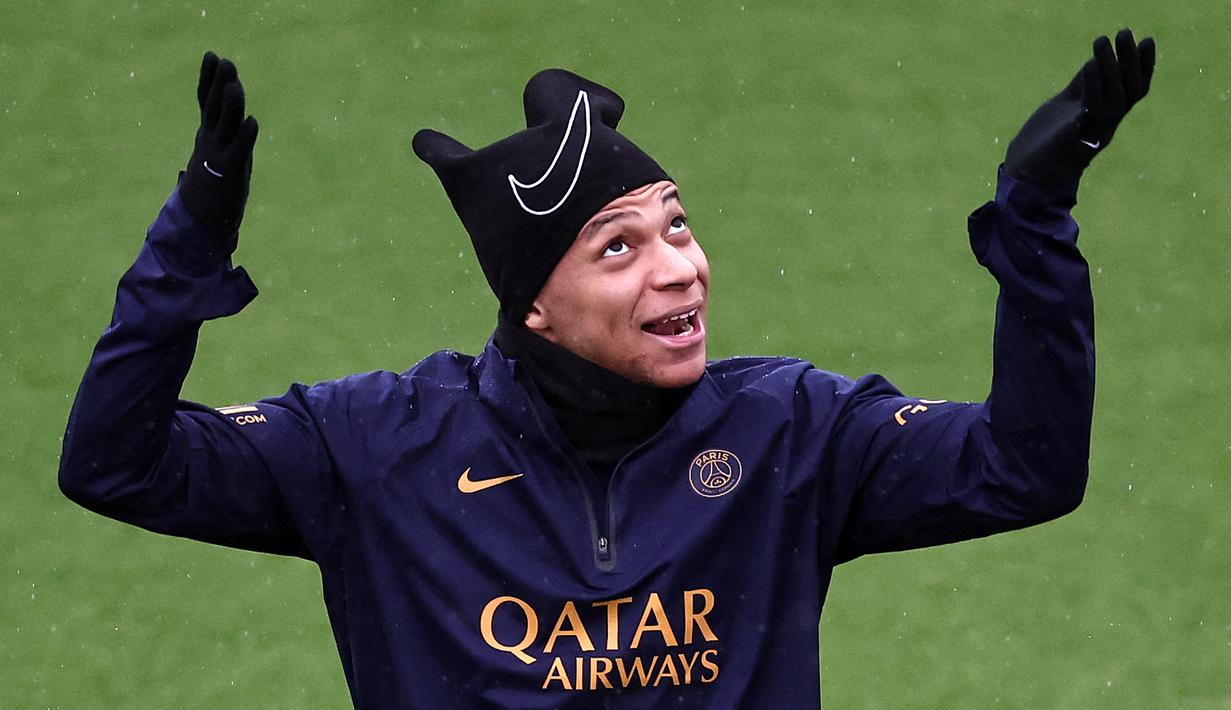 Pemain depan Paris Saint-Germain (PSG) #07 Kylian Mbappe memberi isyarat selama sesi latihan menjelang final Trophee des Champions 2024, di Poissy, sebelah barat Paris, Selasa (2/4/2024). (FRANCK FIFE / AFP)