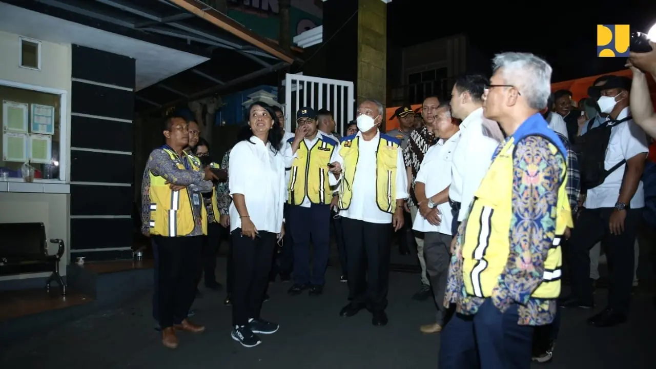 Menteri PUPR Basuki Hadimuljono meninjau infrastruktur pada fasilitas umum di Kabupaten Sumedang yang rusak akibat gempa. (Dok Kementerian PUPR)