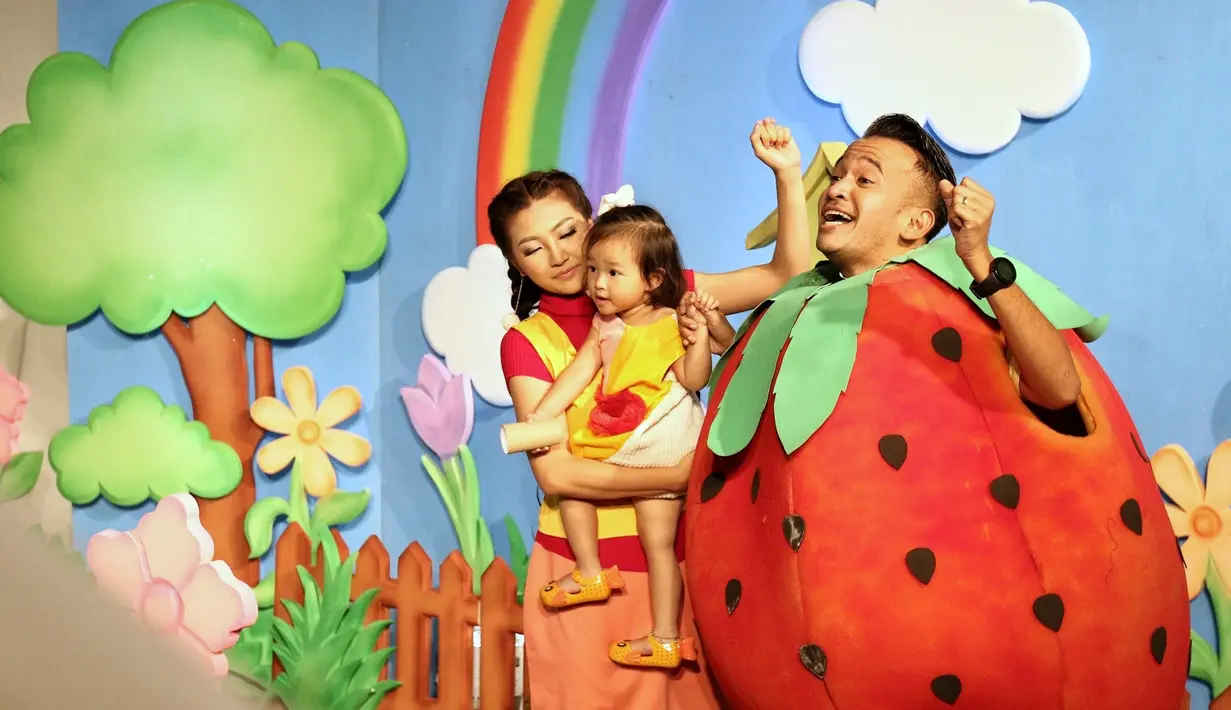 Sarwedah kembali membuat video klip untuk lagu barunya. Istri Ruben Onsu itu selain melibatkan keluarga juga banyak selebriti yang merupakan teman dekatnya ikut terlibat. (Adrian Putra/Bintang.com)