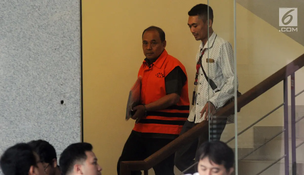 Kepala Dinas Pendidikan Kabupaten Cianjur Cecep Sobandi (kiri) usai menjalani pemeriksaan di Gedung KPK, Jakarta, Selasa (2/4). Cecep Sobandi diperiksa sebagai tersangka terkait dugaan gratifikasi atau suap Dana Alokasi Khusus (DAK) Pendidikan Kabupaten Cianjur TA 2018. (merdeka.com/Dwi Narwoko)