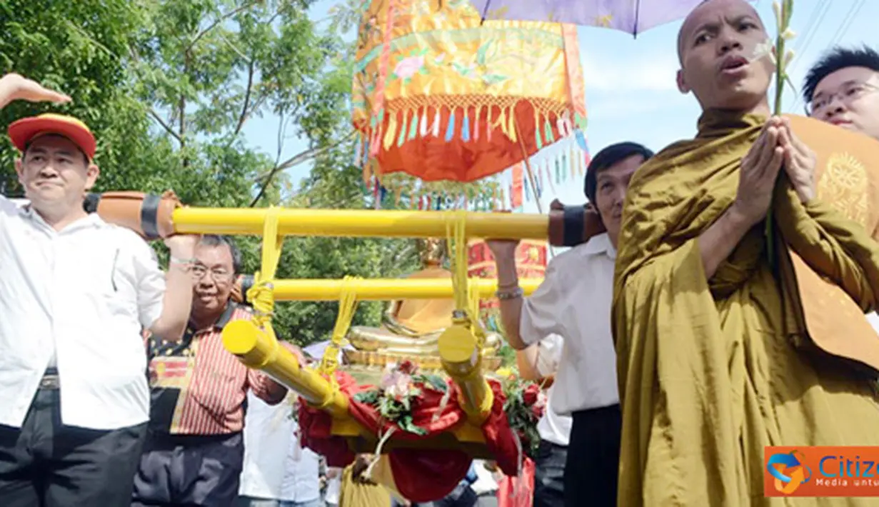 Citizen6, Makassar: Sejumlah umat Budha mengarak patung Budha di Makassar, Sulawesi Selatan. Arak-arakan ini dalam rangka memperingati hari raya waisak 2555.