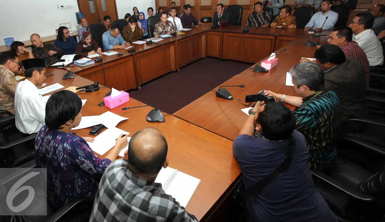 Suasana pertemuan antara Asosiasi Advokat Indonesia dengan Komnas HAM, Jakarta, Jumat (24/7/2015). Kedatangan mereka untuk melaporkan KPK atas perlakuan tidak manusiawi kepada OC Kaligis. (Liputan6.com/Helmi Afandi)