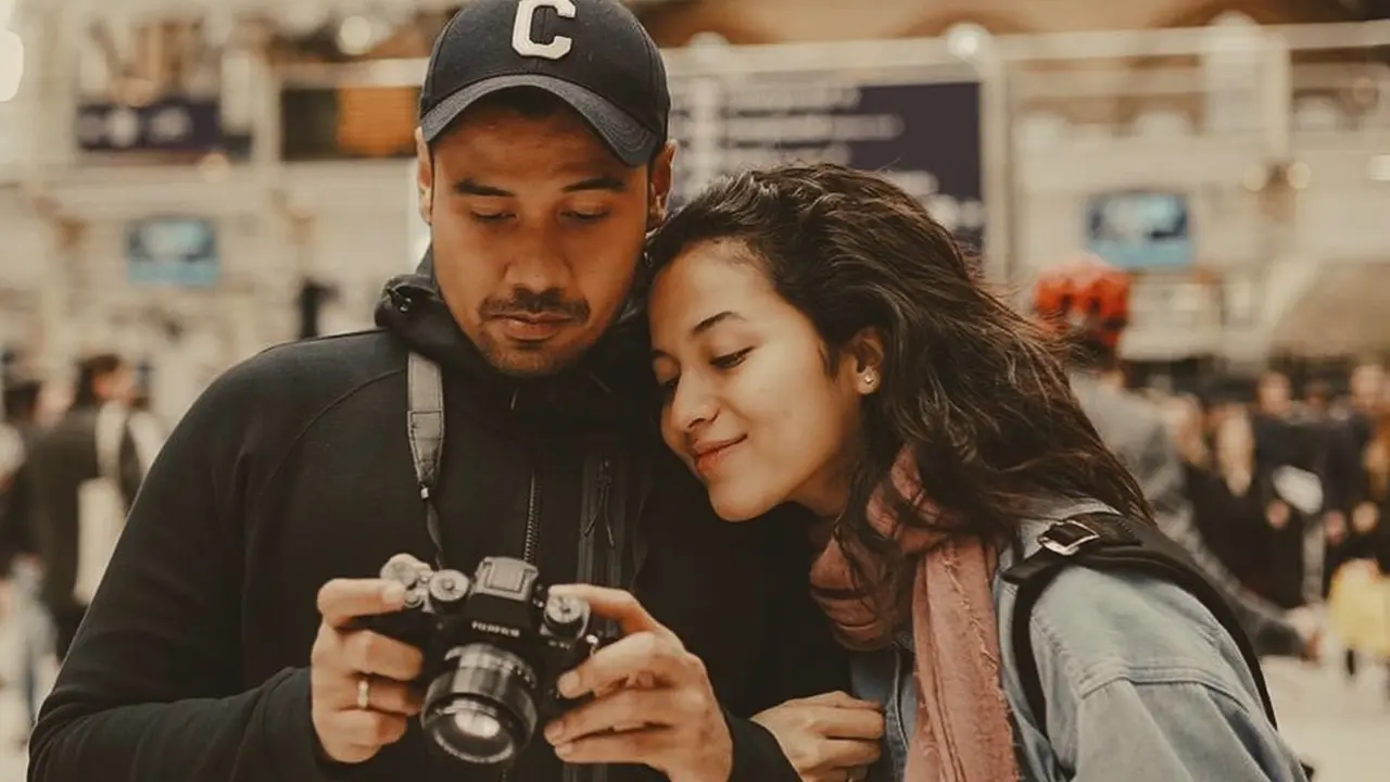 Gaya Traveling Putri Marino dan Chicco Jerikho, Romantis Banget