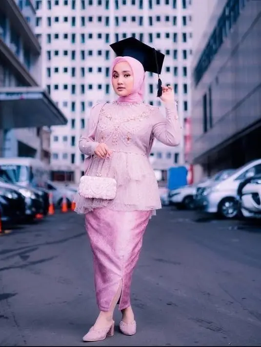 <p>Saat wisuda juga bisa tampil feminim mengenakan kebaya pink sepertu Fatin ini. Bautlah kebaya dengan detail ruffle di bagian bawahnya. @fatin30</p>