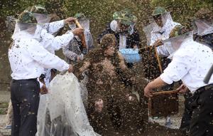 Rekor Lebah Menutupi Tubuh Seseorang