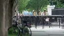 Petugas pemadam kebakaran meninggalkan gerbang bagian utara Gedung Putih, Washington, DC, Senin (30/5). Secret Service melaporkan seorang perempuan melemparkan sesuatu melewati pagar pembatas di bagian utara Gedung Putih. (Brendan Smialowski/AFP)