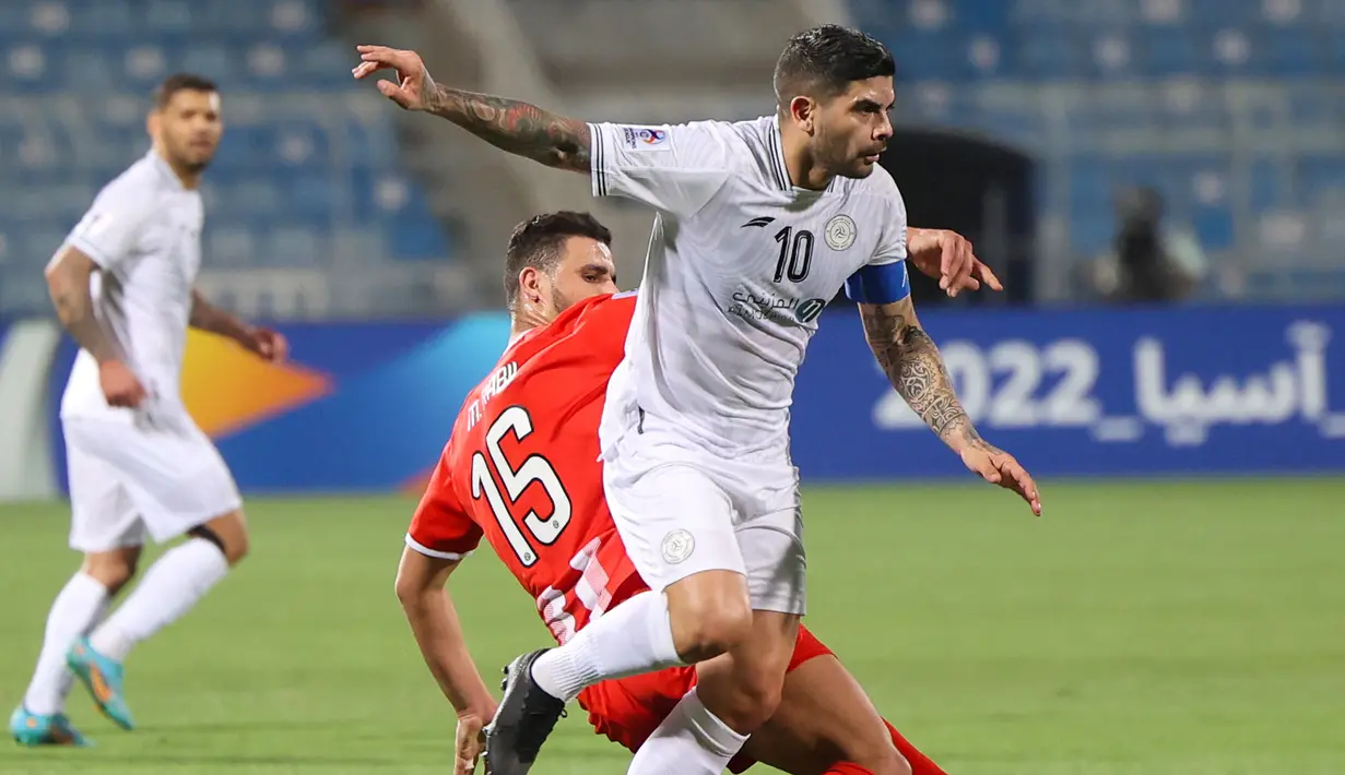 Ever Banega. Gelandang tengah Argentina berusia 34 tahun ini kini tengah menjalani musim ketiganya bersama Al-Shabab sejak bergabung pada awal musim 2020/2021 setelah meninggalkan Sevilla dengan status bebas transfer. Bersama Al-Shabab musim ini ia telah tampil dalam 8 laga di semua ajang dengan torehan 2 gol. (AFP/Fayez Nureldine)