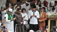Tokoh lintas agama memimpin doa bersama saat syukuran relawan Jokowi-Ma'ruf Amin di Jakarta, Minggu (21/4). Acara syukuran tersebut diisi oleh doa bersama, mengheningkan cipta, dan potong tumpeng. (merdeka.com/Iqbal Nugroho)