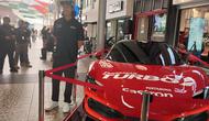 Sean Gelael bersama mobil Ferrari di Gambil Expo Kemayoran, Sabtu (14/2/2026). (Bola.com/Hery Kurniawan).
