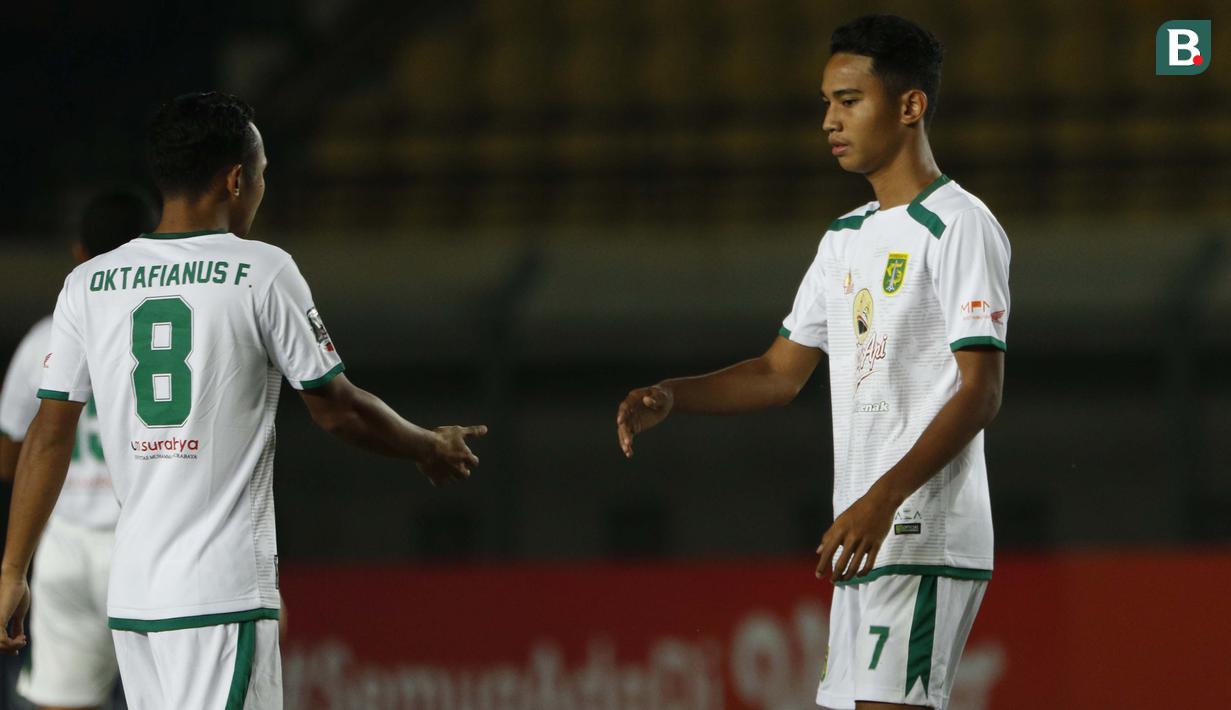 Pemain muda Persebaya Surabaya, Marselino Ferdinan (kanan) dipercayakan oleh pelatih Aji Santoso untuk bermain menemani sang kakak, Oktafianus Fernando (kiri) saat menghadapi PS Sleman di Piala Menpora 2021. (Foto: Bola.com/Ikhwan Yanuar)