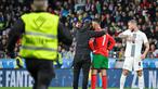 Fans nekat menerobos lapangan dan berswafoto dengan bintang Portugal, Cristiano Ronaldo, saat melawan Slovenia pada laga persahabatan di Stadion Stozice, Ljubljana, Rabu (27/3/2024). Portugal menyerah dua gol tanpa balas dari tuan rumah. (AFP/Jure Makovec)