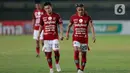 Ekspresi pemain Bali United,  Dias Angga Putra (kiri) dan Moh Sidik Saimima usai timnya dikalahkan PS Sleman melalui babak adu penalti dalam pertandingan perempat final Piala Menpora 2021 di Stadion Si Jalak Harupat, Bandung. Senin (12/4/2021). (Bola.com/Ikhwan Yanuar)